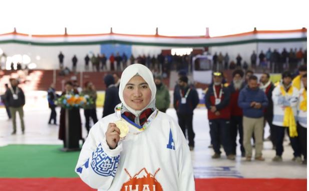 '15 वर्षीय कारगिल गर्ल समीना लद्दाख में महिला आइस-हॉकी खिलाड़ियों के लिए आशा का प्रतीक | '